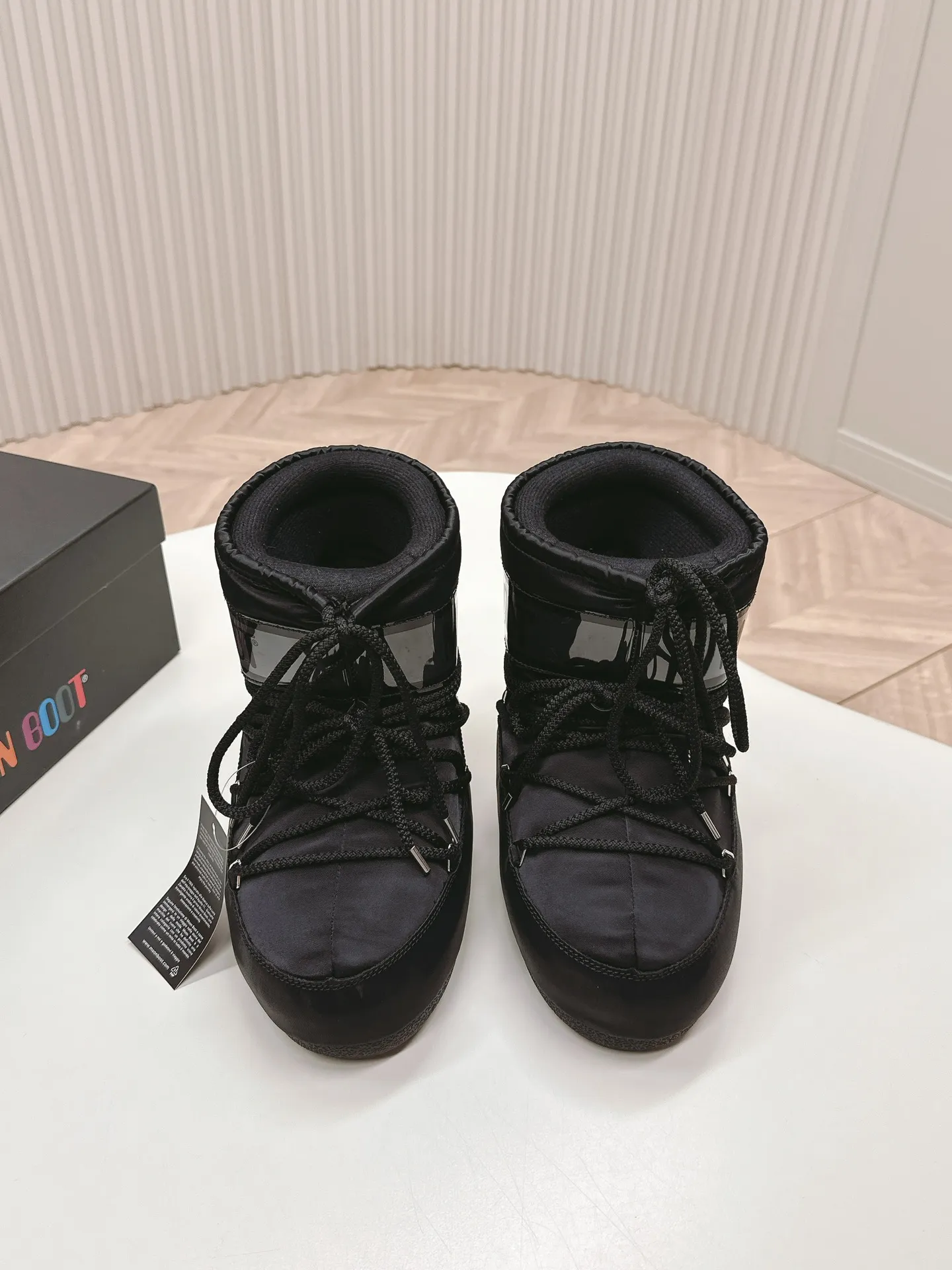 Men's shoes pP600! Fabric short boots Moon Boot 24ss The latest snow boots series for autumn and winter... Ugly snow short boots Forget UGG, fashionable people are wearing Moon Boot snow boots. If you find it difficult to accept the revival of UGG, now there is a more alternative snow boot that is back. It is 4 cm taller. That is the Moon Boot. It was already very popular in the millennium. Paris Hilton, Victoria Beckham and other celebrities often wore it, and now the Y2K trend is popular again. The same QQ show outfit worn by young children. The ugly snow boots that have been shown by thousands of people have become popular again. They are not distinguished between men and women. They look slim and warm and easy to wear. Fabric: 70% cotton and 30% plastic. Lining: 100% silk cotton liner. Feet: 100% silk cotton liner. Outsole: thermoplastic rubber. Bottom thickness: 4cm. Size: #35-41 (41 customization is not returnable).